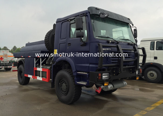 Βενζίνη HOWO 4X4 LHD που μεταφέρει τα φορτηγά βυτιοφόρων φορτηγών/πετρελαίου δεξαμενών πετρελαίου