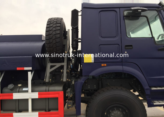 Βενζίνη HOWO 4X4 LHD που μεταφέρει τα φορτηγά βυτιοφόρων φορτηγών/πετρελαίου δεξαμενών πετρελαίου