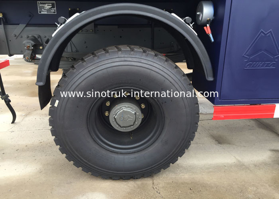 Βενζίνη HOWO 4X4 LHD που μεταφέρει τα φορτηγά βυτιοφόρων φορτηγών/πετρελαίου δεξαμενών πετρελαίου