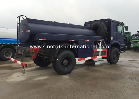 Βενζίνη HOWO 4X4 LHD που μεταφέρει τα φορτηγά βυτιοφόρων φορτηγών/πετρελαίου δεξαμενών πετρελαίου