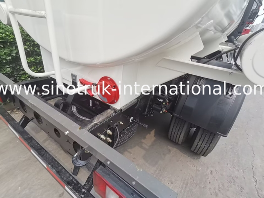 SINOTRUK HOWO 4X2 6 τροχών Τεχνόμαξα πετρελαίου 5-6CBM Μονό κάδο με ροόμετρο