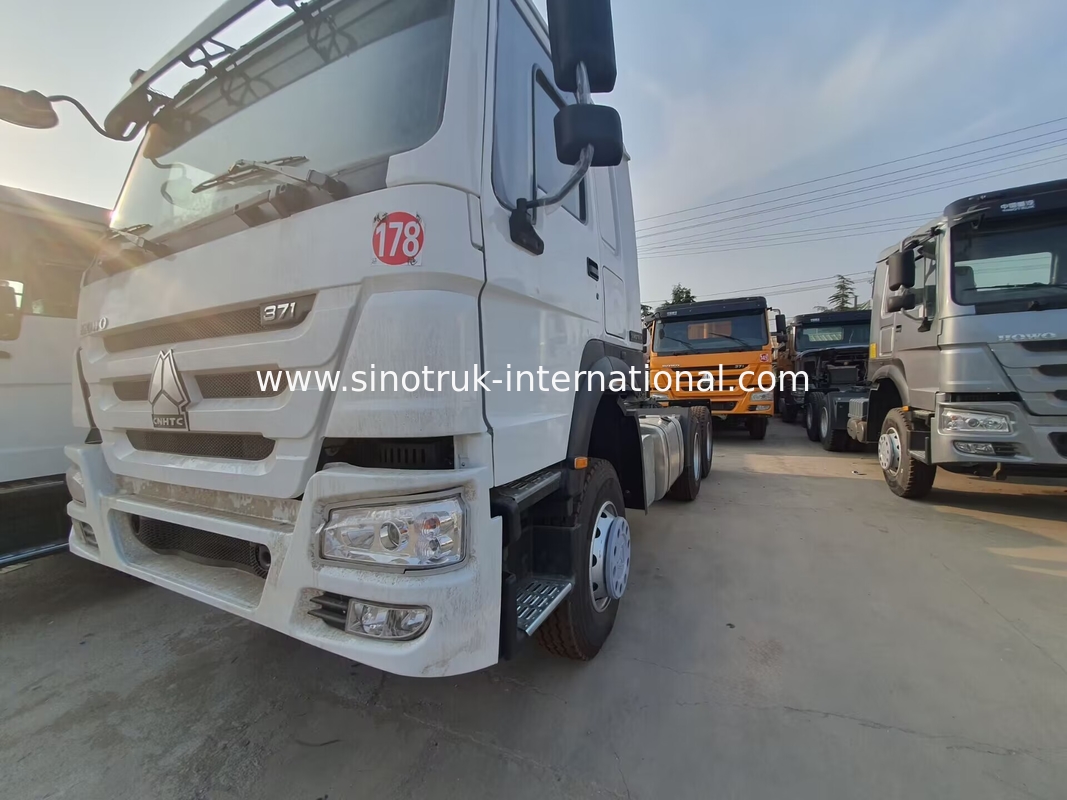HOWO A7 Χρησιμοποιούμενο φορτηγό έλκησης LHD 6X4 Euro 2 371 HP Με υδραυλικό τιμόνι με υποβοήθηση λευκό