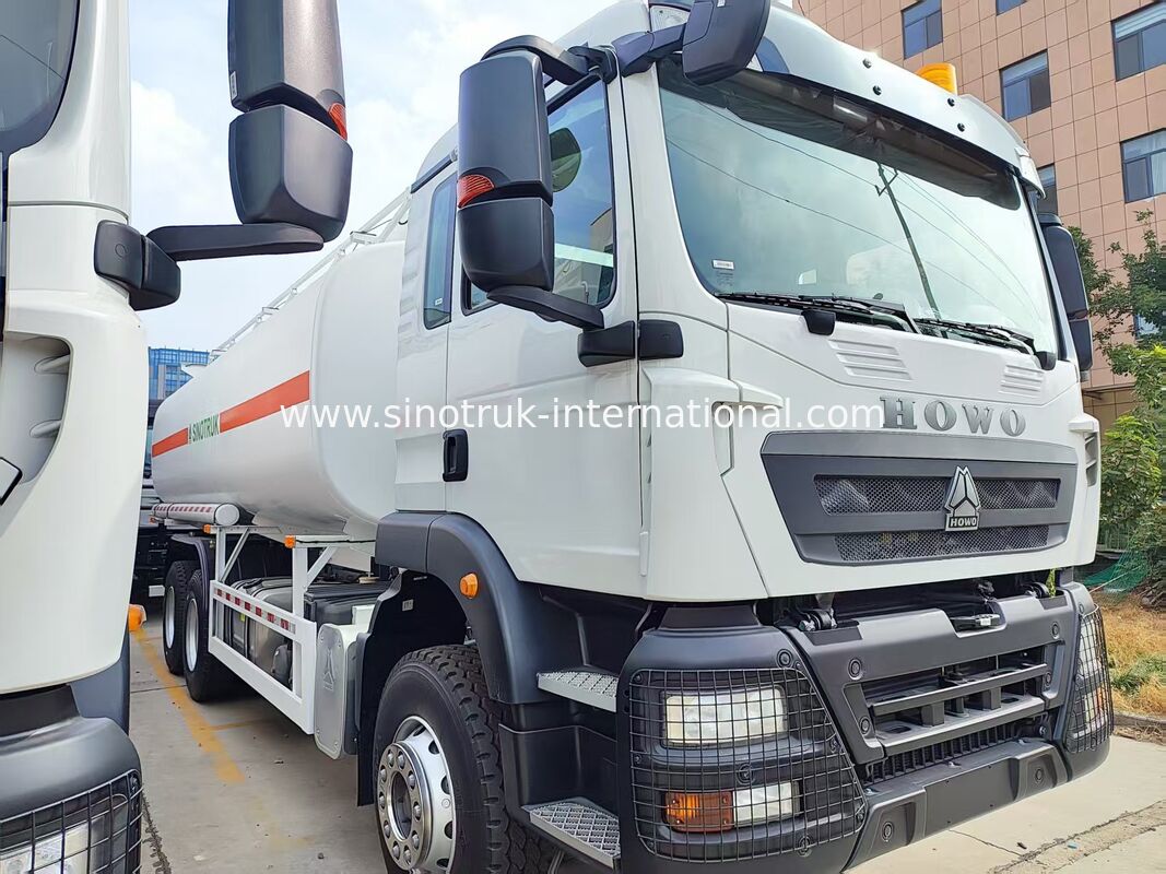 Λευκό HOWO TX 6×4 φορτηγό μεταφοράς καυσίμου 336HP 25CBM δεξαμενή καυσίμου, σταθερή απόδοση μεταφοράς
